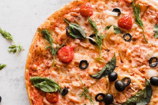 Trebre Pizza mit Oliven & Tomaten