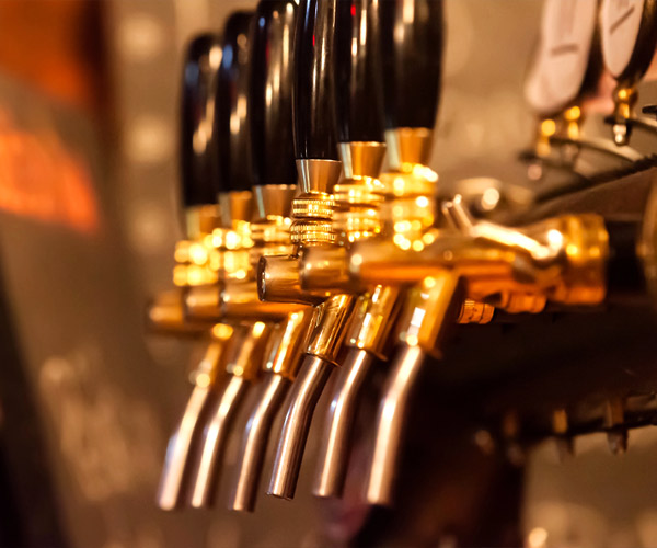 Europas größte Craft-Beer-Bars: Wo die meisten Beer Taps auf dich warten